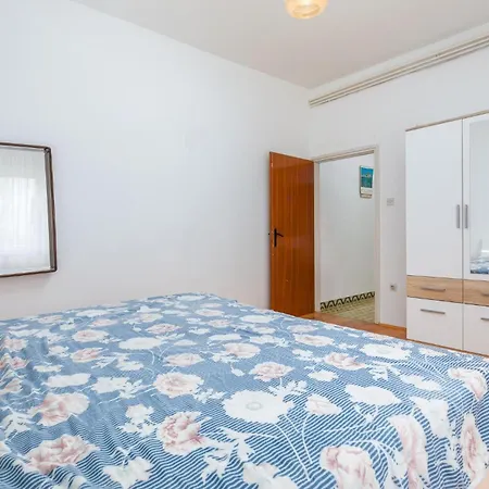 Lovely Apartment In Fazana With Kitchen * Fazana